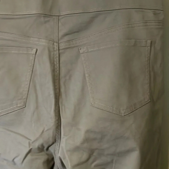 Gloria Vanderbilt Women's Pants Size 16/ Inseam 26"pull on crop length mid-rise. - Picture 7 of 11